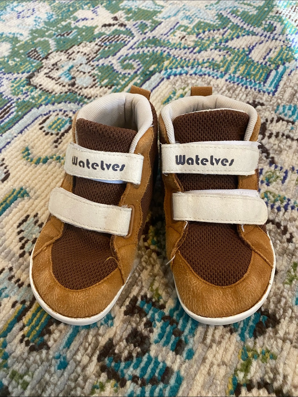 Kids Brown Barefoot GUC high top Sneakers SIZE 30 EU